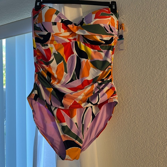 Women's Twist-Front Printed One-Piece Bandeau Swimsuit - Picture 3 of 7